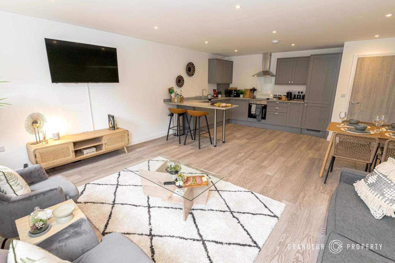 Bournecoast - Stylish Flat With Balcony - Sea Glimpses - 10 Min Walk To Beach - Parking - Wifi - Fm8406 Bournemouth Buitenkant foto
