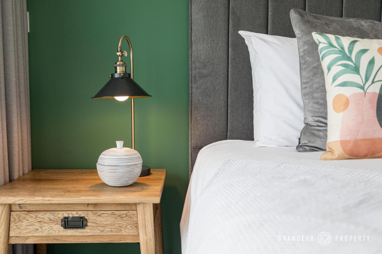Bournecoast - Stylish Flat With Balcony - Sea Glimpses - 10 Min Walk To Beach - Parking - Wifi - Fm8406 Bournemouth Buitenkant foto